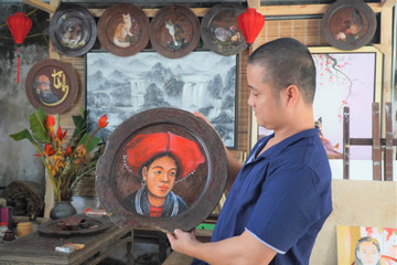 Độc đáo những bức tranh vẽ trên mâm gỗ xưa ở Thanh Hoá