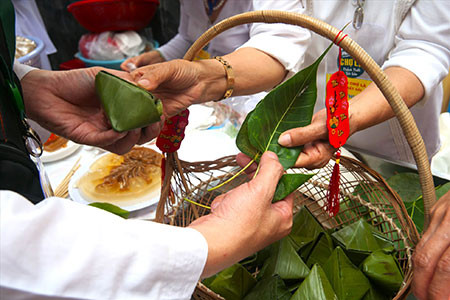 Độc đáo chợ chỉ bán đá quý, dùng lá cây thay tiền ở Việt Nam