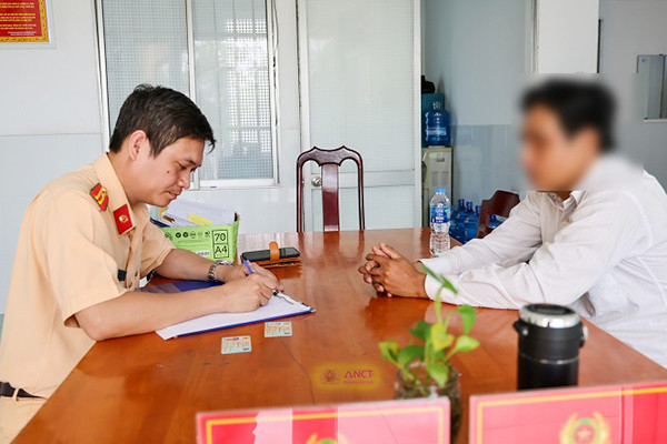 CSGT cứu người đàn ông định nhảy cầu Cần Thơ tự tử