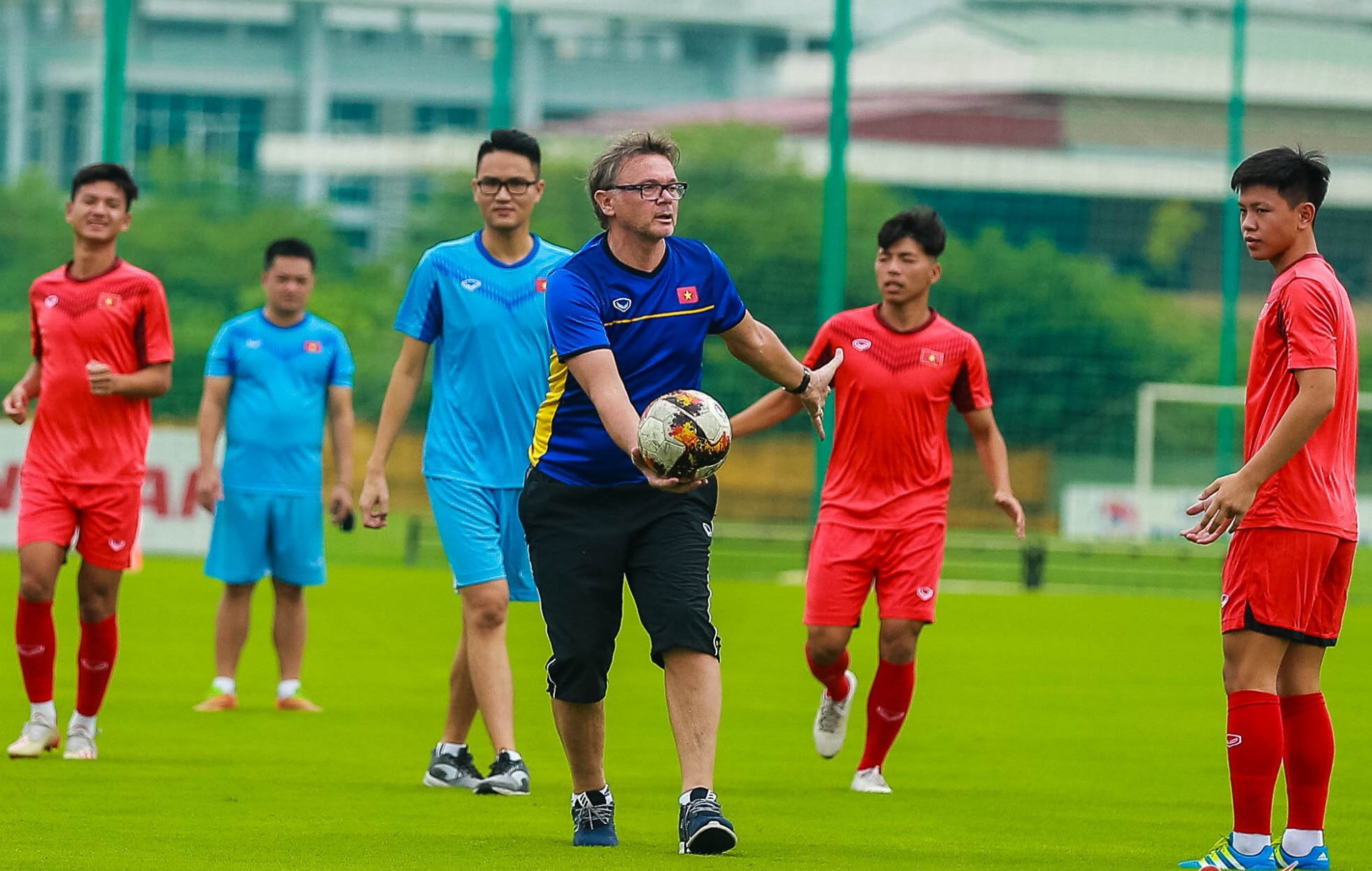 Lộ diện 'cánh tay phải' của tân thuyền trưởng tuyển Việt Nam