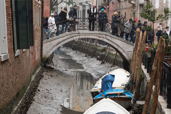 Cảnh kênh đào Venice cạn khô khiến du khách thất vọng