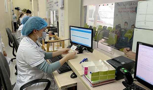 Nearly 11.8 million people use chip-based ID cards to access healthcare services hinh anh 1