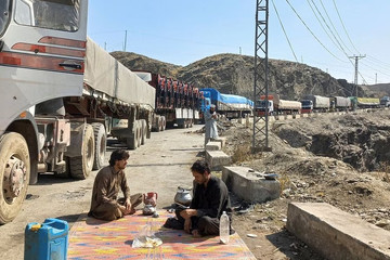 Taliban bất ngờ đóng cửa khẩu, hàng nghìn xe tải mắc kẹt ở biên giới