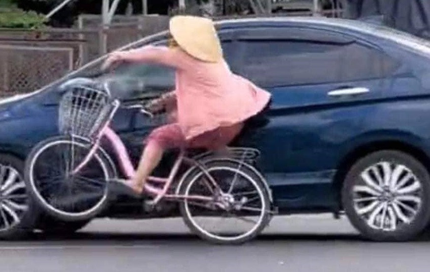 Tiết lộ bất thần về người phụ nữ giới lên đường xe đạp điện hồng tạo nên bão social  Báo  Người lao động