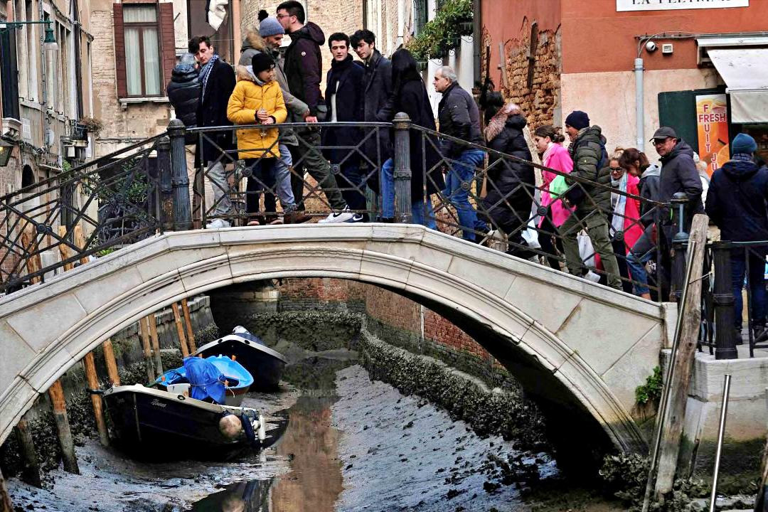 Những con kênh nổi tiếng ở Venice khô cạn, du khách 'mắc kẹt' trên bờ