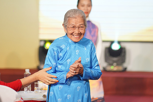 NSƯT Phi Điểu làm đại sứ Lễ hội Áo dài ở tuổi 92