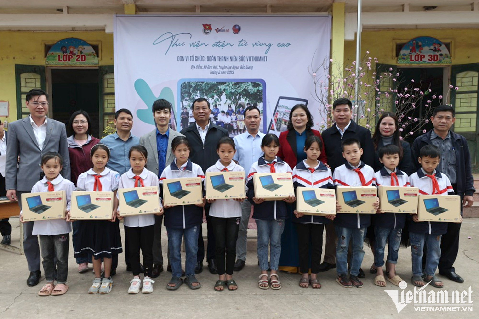 Báo VietNamNet trao 2 thư viện điện tử tại Bắc Giang