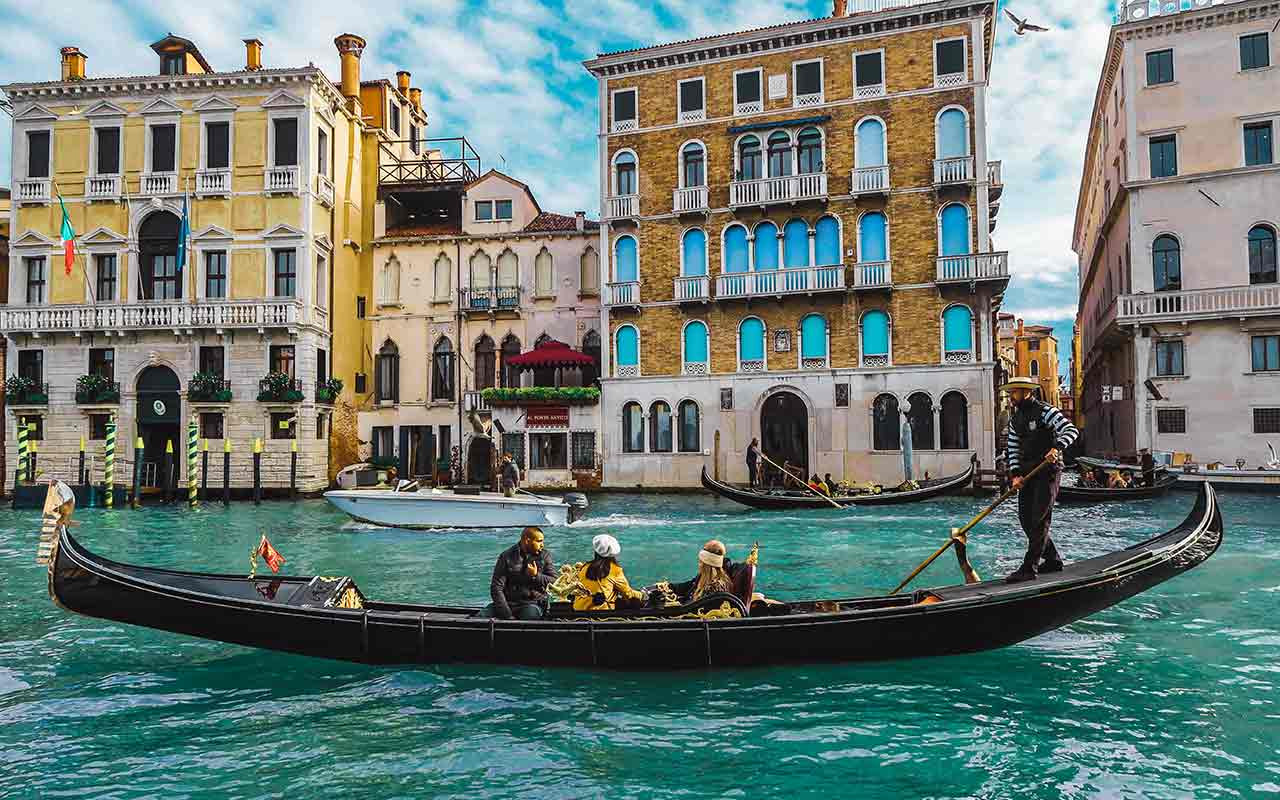 Những con kênh nổi tiếng ở Venice khô cạn, du khách 'mắc kẹt' trên bờ
