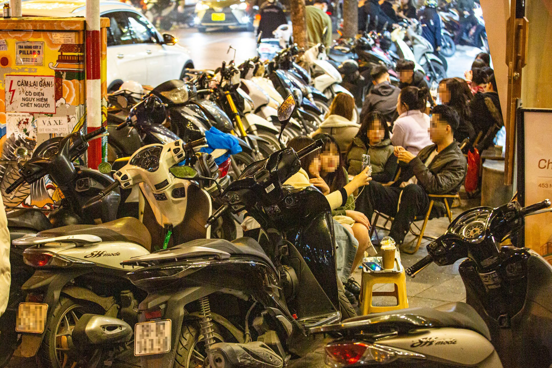 Giữa 'tổng chiến dịch', hàng quán ở Hà Nội chiếm vỉa hè như có 'sổ đỏ'