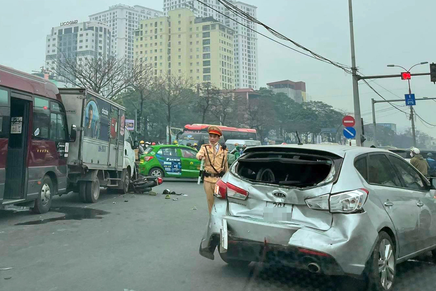 3 ô tô, 2 xe máy đâm liên hoàn trên đường phố Hà Nội