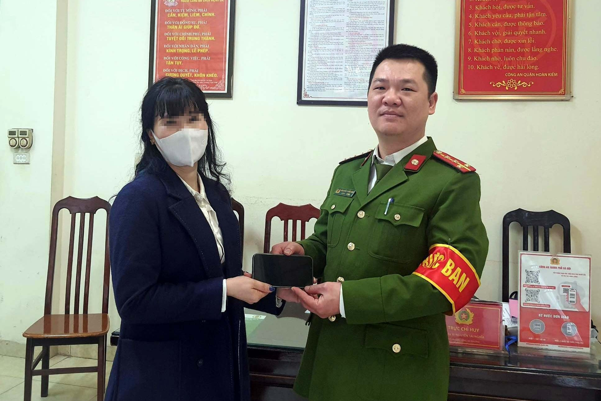 Người phụ nữ nhận lại điện thoại đắt tiền sau hơn 2 giờ bị móc túi