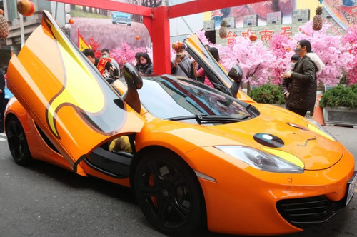 Tục lệ cúng siêu xe để cầu may của giới nhà giàu ở Đài Loan