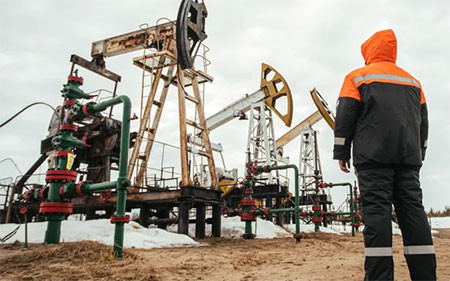 Giá xăng dầu hôm nay 25/2: Tiếp đà leo dốc