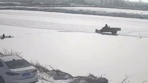 Người đàn ông điều khiển xe ba gác bất ngờ rơi xuống hồ nước đóng băng