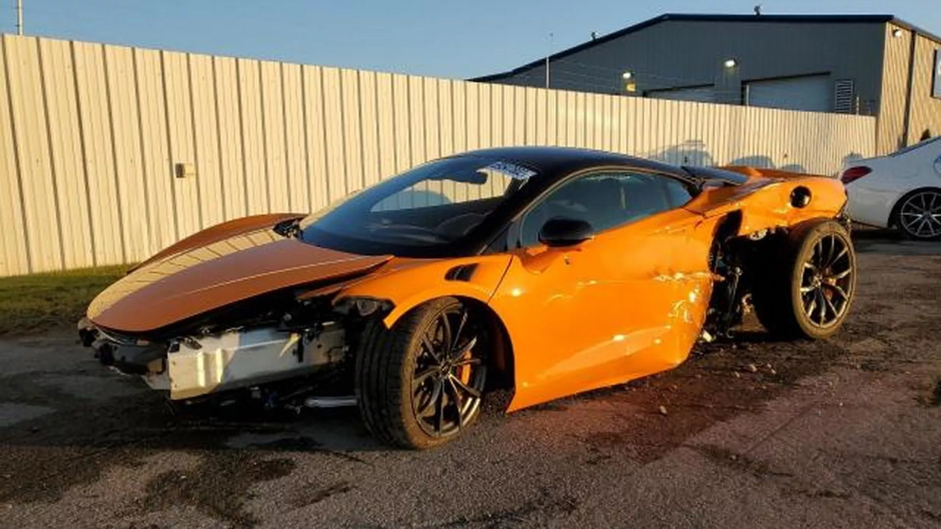 Siêu xe McLaren Artura bị tai nạn bán giá rẻ ‘giật mình’