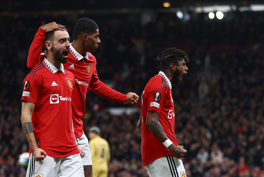 Kết quả bóng đá hôm nay 24/2: MU loại Barca, Roma