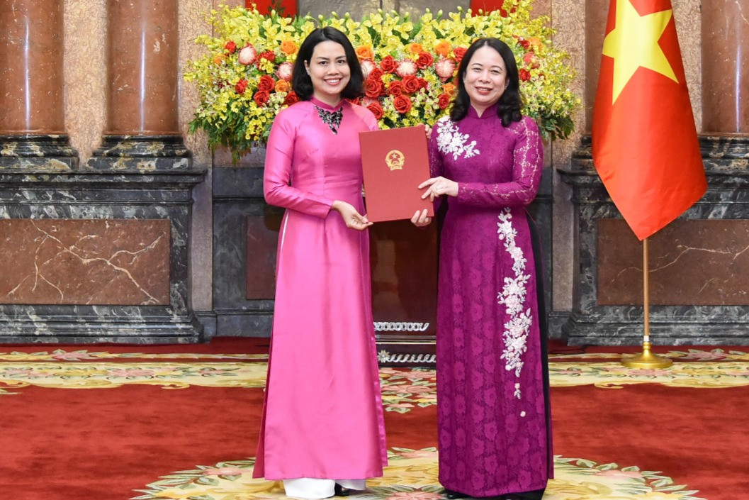Quyền Chủ tịch nước Võ Thị Ánh Xuân trao quyết định bổ nhiệm 15 Đại sứ