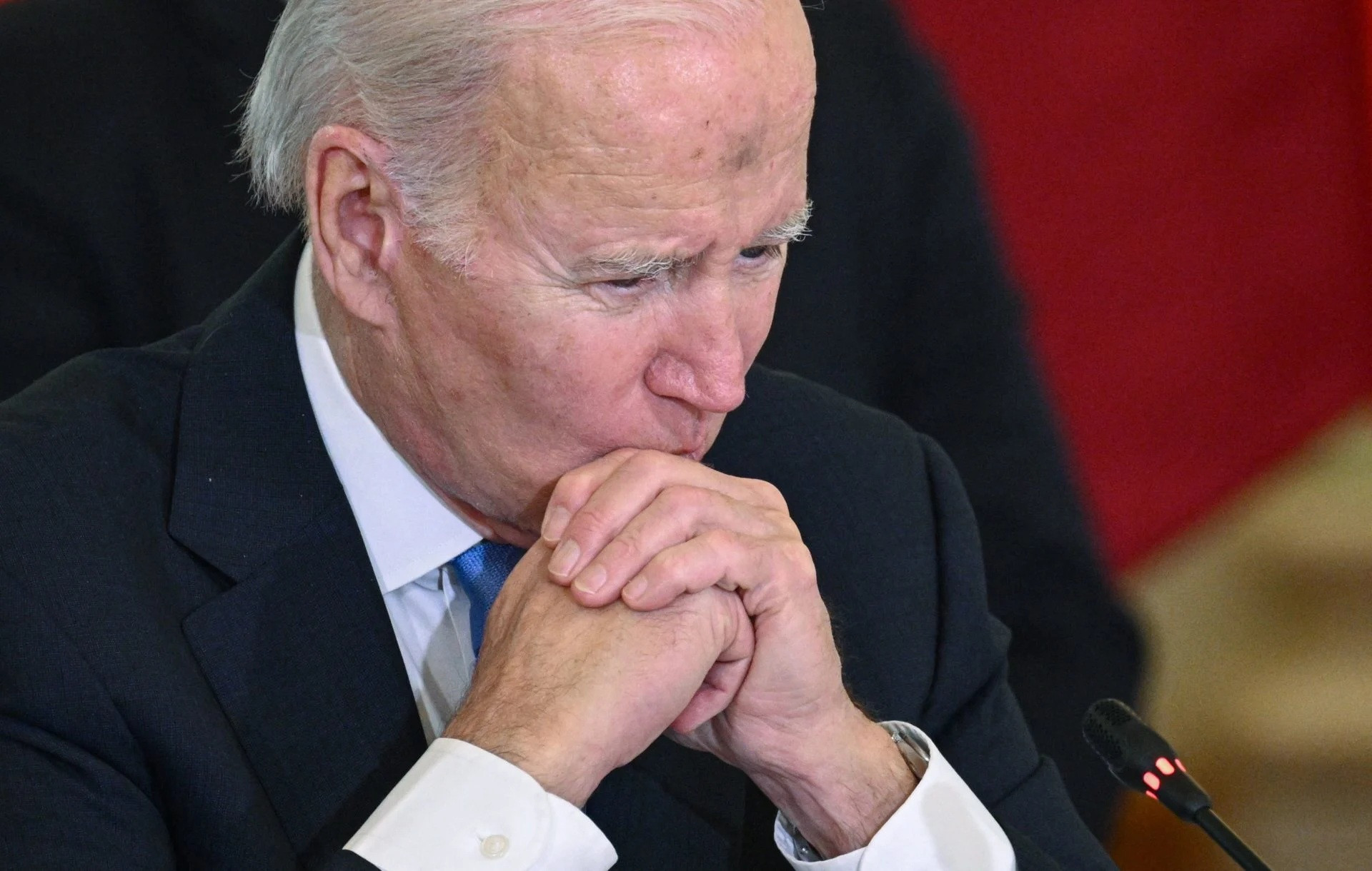 Vết đen bí ẩn trên trán Tổng thống Mỹ Biden khi tới Ba Lan