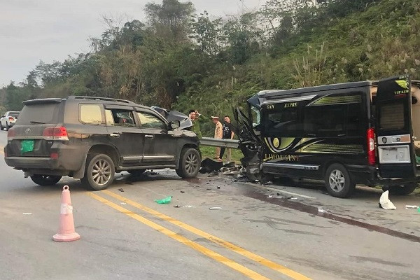 Xe Limousine va chạm với ô tô trên cao tốc Nội Bài- Lào Cai, 4 người bị thương
