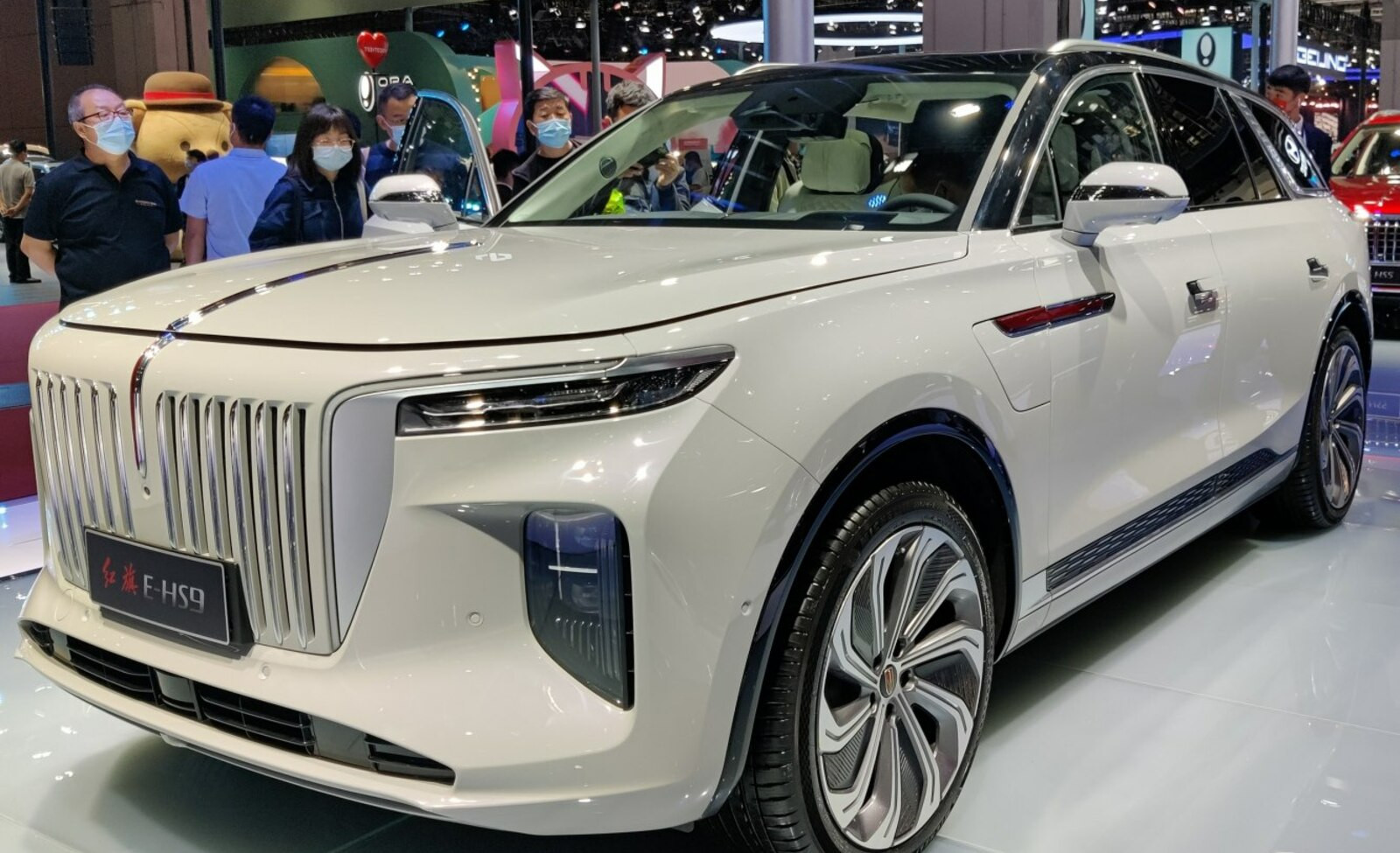 Xe điện Trung Quốc Hongqi E-HS9 lăn bánh 5.000 km bán lỗ 1 tỷ đồng