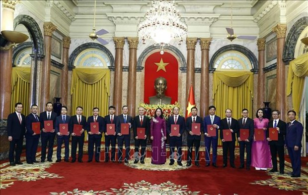 Acting President hands over appointment decisions to new ambassadors hinh anh 1