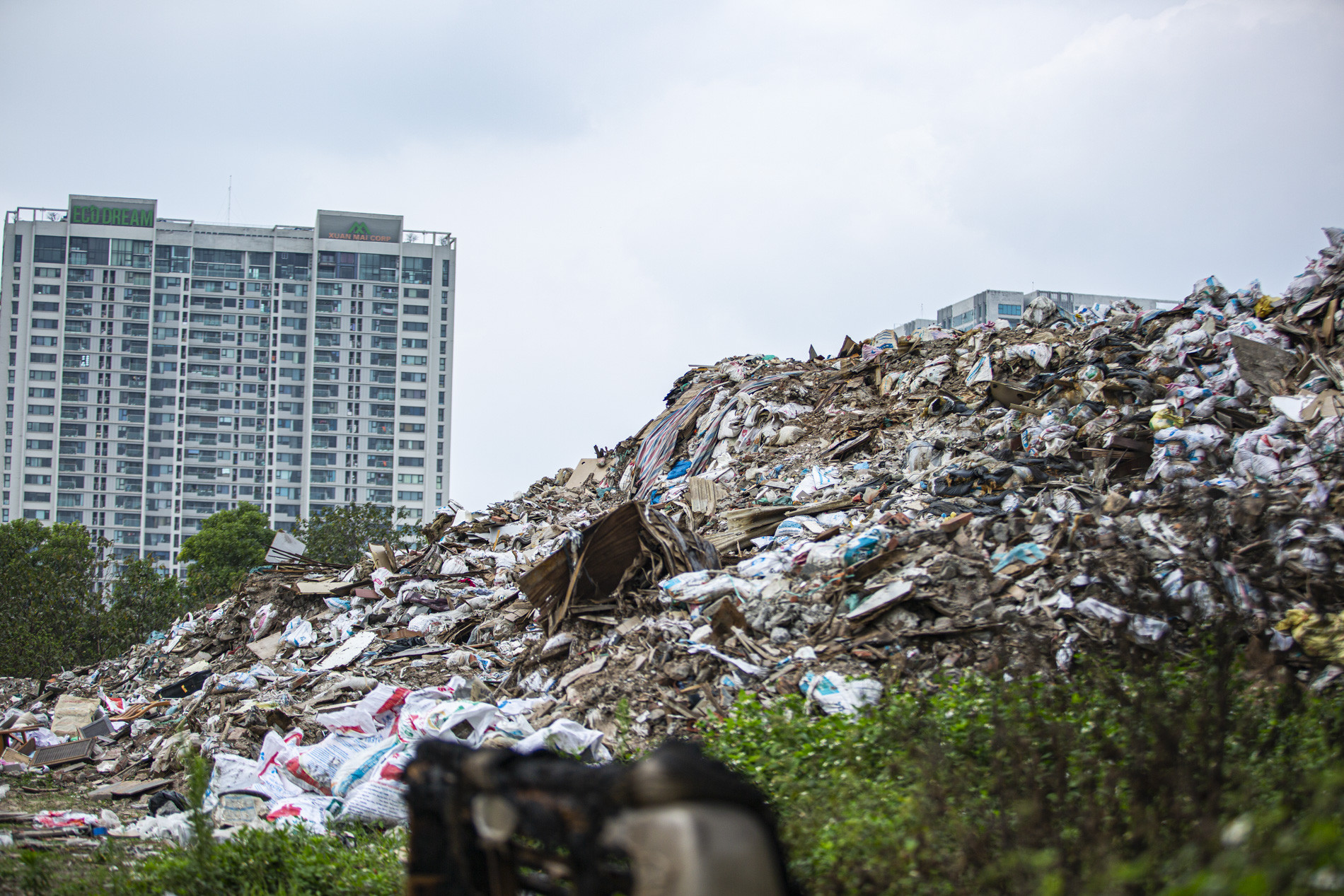 'Núi' rác thải đổ trộm tra tấn người dân Thủ đô
