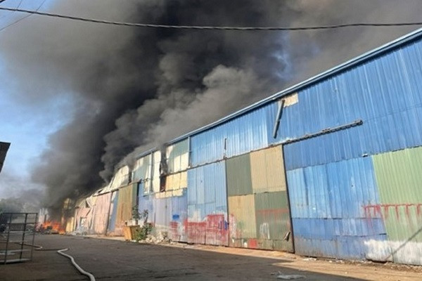 Cháy lớn thiêu rụi dãy nhà xưởng rộng 1.500m2 ở Hà Nội