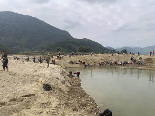 Tin lời đồn thấy đá quý khiến dân đổ xô đến đào bới ven sông ở Yên Bái