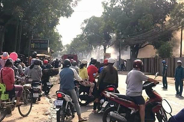 Cháy lớn bãi rác tự phát khiến hàng trăm hộ dân mất điện