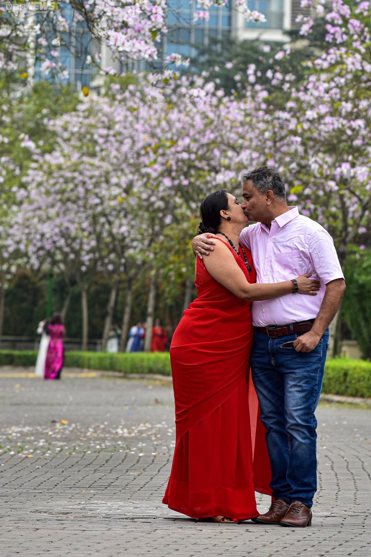 foreigners excited to discover flower road in hanoi picture 8