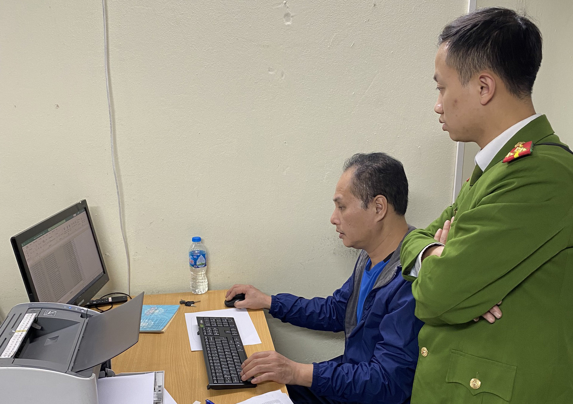 Khám xét Trung tâm đăng kiểm xe cơ giới 29-05V ở Hà Nội