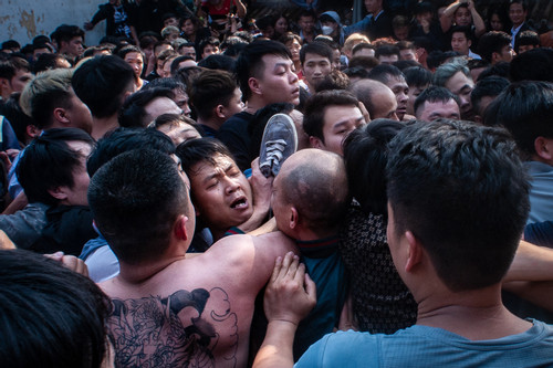 Kiệt sức vì lao vào tranh cướp cây bông tại lễ hội ở Hà Nội