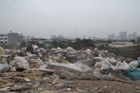Xử phạt hàng loạt xe chở rác ở Hà Nội để nước thải chảy ra đường