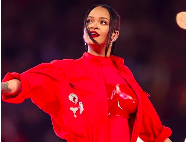 Màn biểu diễn của Rihanna bị chê vì gợi dục