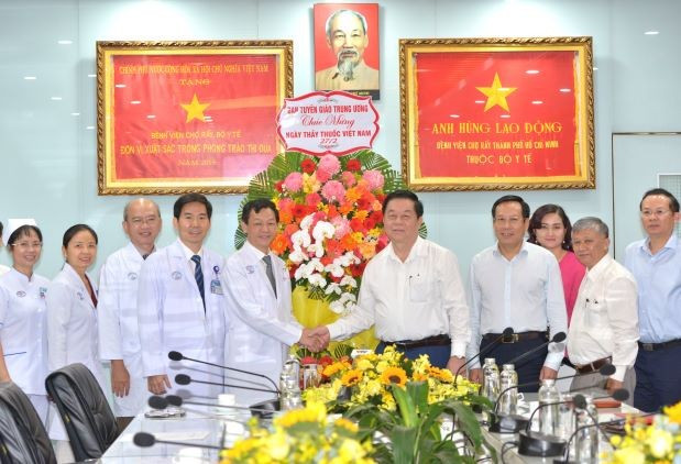 Trưởng Ban Tuyên giáo Trung ương thăm, chúc mừng các cơ sở y tế trên địa bàn TP.HCM