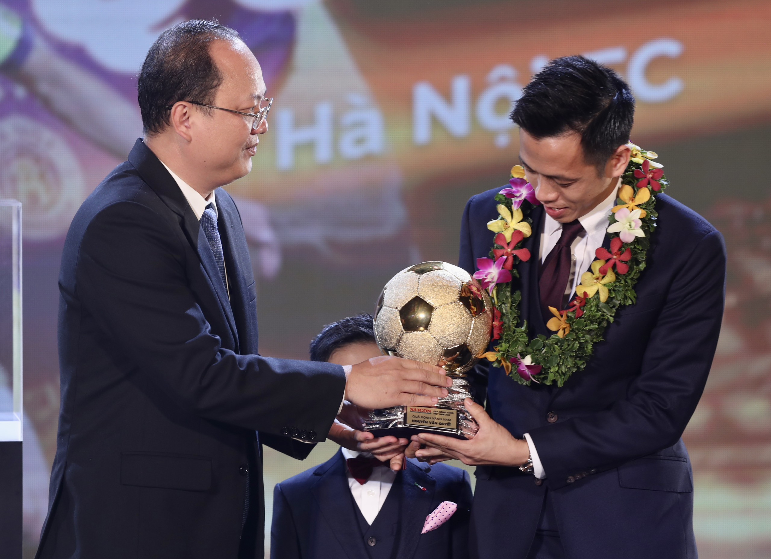 Vượt qua những đối thủ nặng ký, Văn Quyết trở thành chủ nhân của giải thưởng Quả bóng vàng Việt Nam 2022