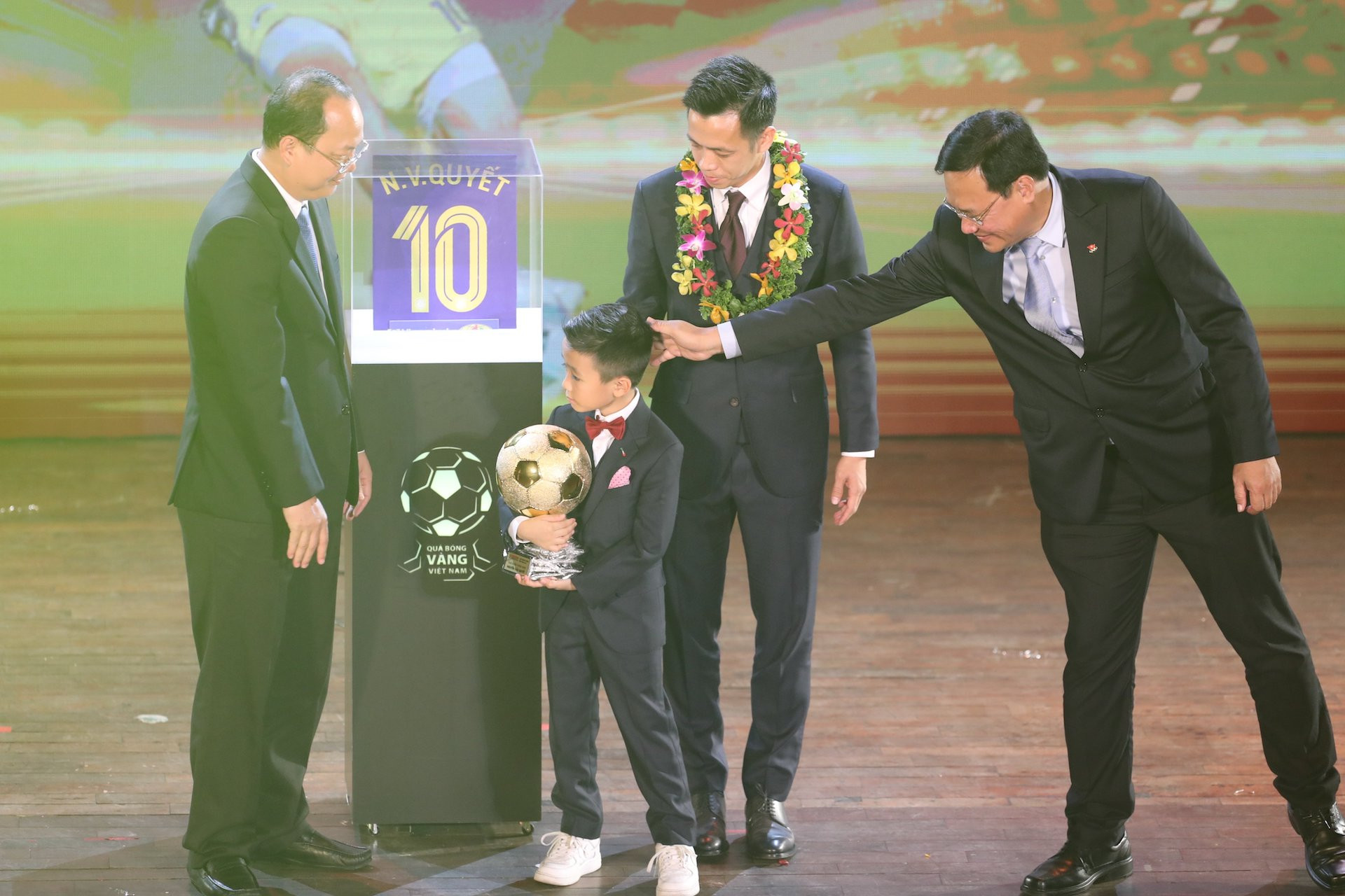 Ngay khi nhận danh hiệu cao quý, thủ quân Hà Nội FC dành nhiều lời tri ân cho đội nhà, CLB Viettel nơi đào tạo và đặc biệt tới gia đình của mình. Ngay sau đó Văn Quyết trao Qủa bóng vàng cho cậu con trai Văn Quân.