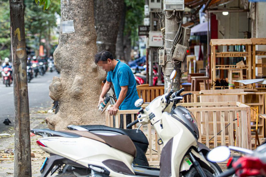 Những 'công xưởng' gỗ chiếm hết vỉa hè đường Đê La Thành