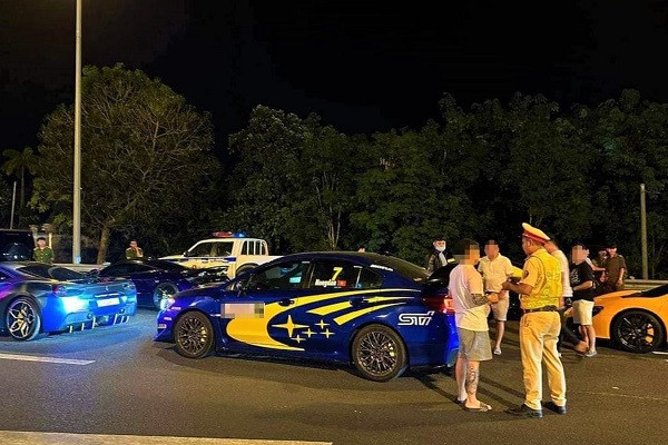 Cảnh sát chặn đoàn siêu xe trên cao tốc TP.HCM- Dầu Giây, phạt hàng loạt lỗi