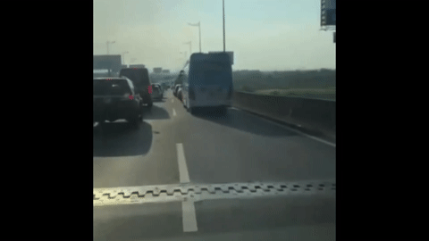 Hai hàng ô tô răm rắp nhường đường xe cứu thương trên cao tốc Long Thành - Dầu Giây