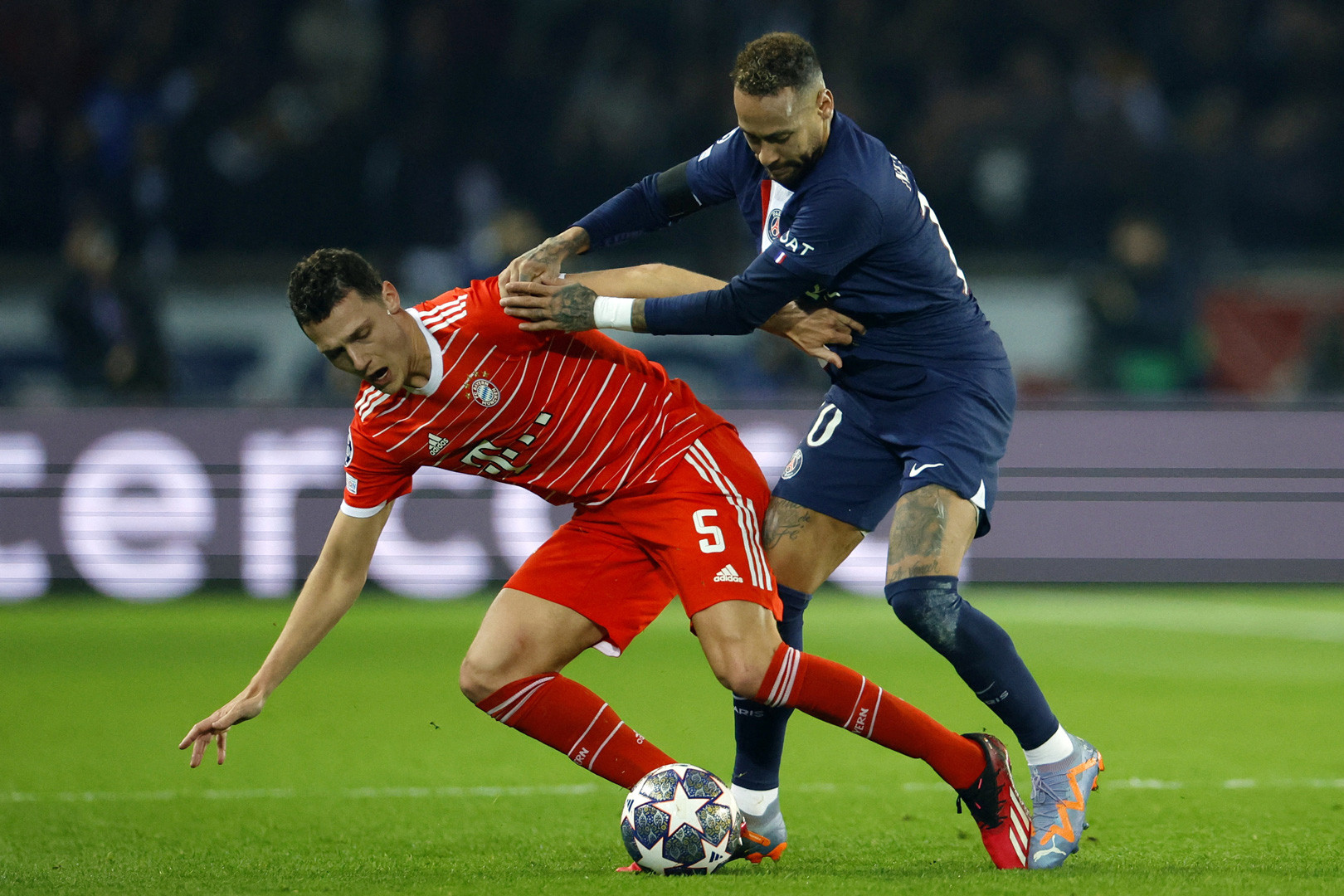 Tin bóng đá 26/2: MU mua Pavard, Chelsea tranh Osimhen