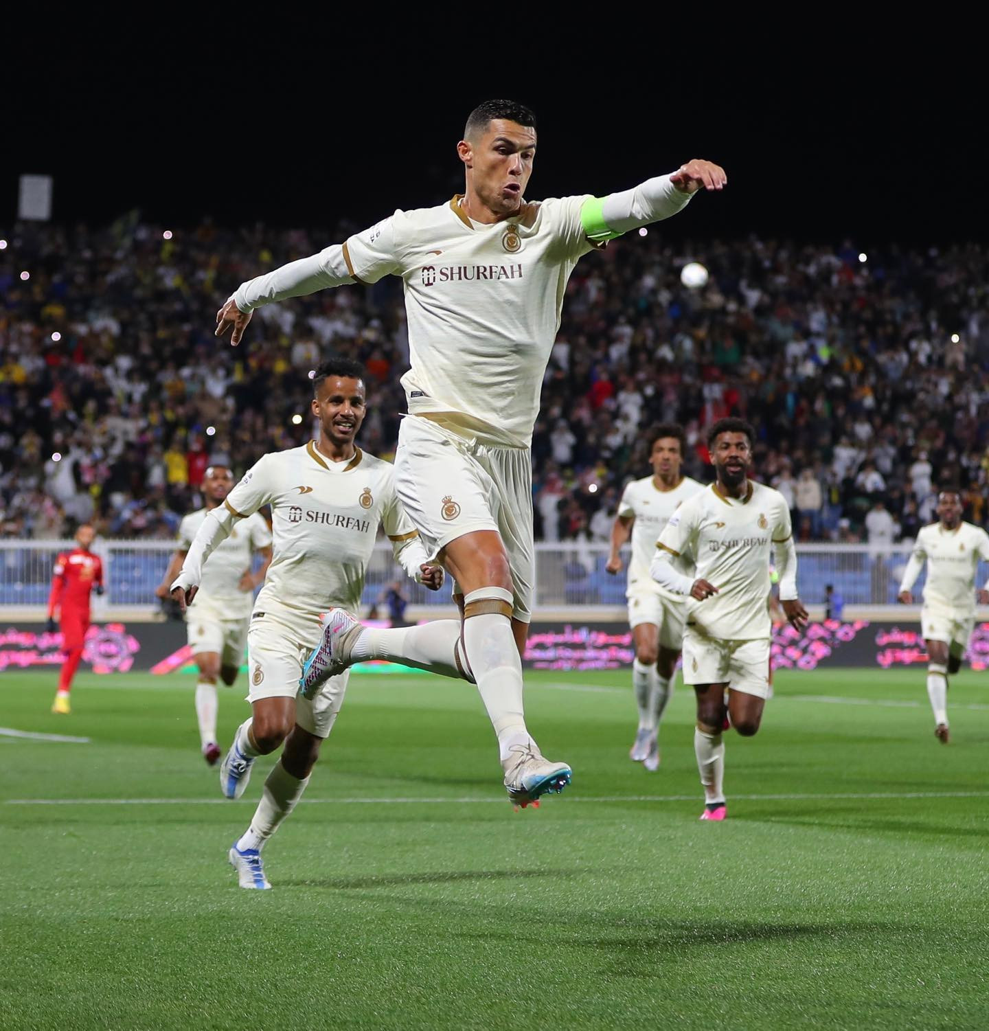 Ronaldo lập hattrick giúp Al Nassr tiếp tục bay cao