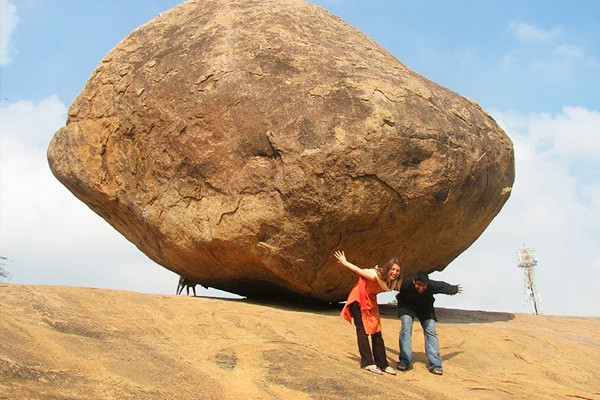 Tảng đá 250 tấn chênh vênh ngàn năm không đổ, thách thức mọi định luật vật lý