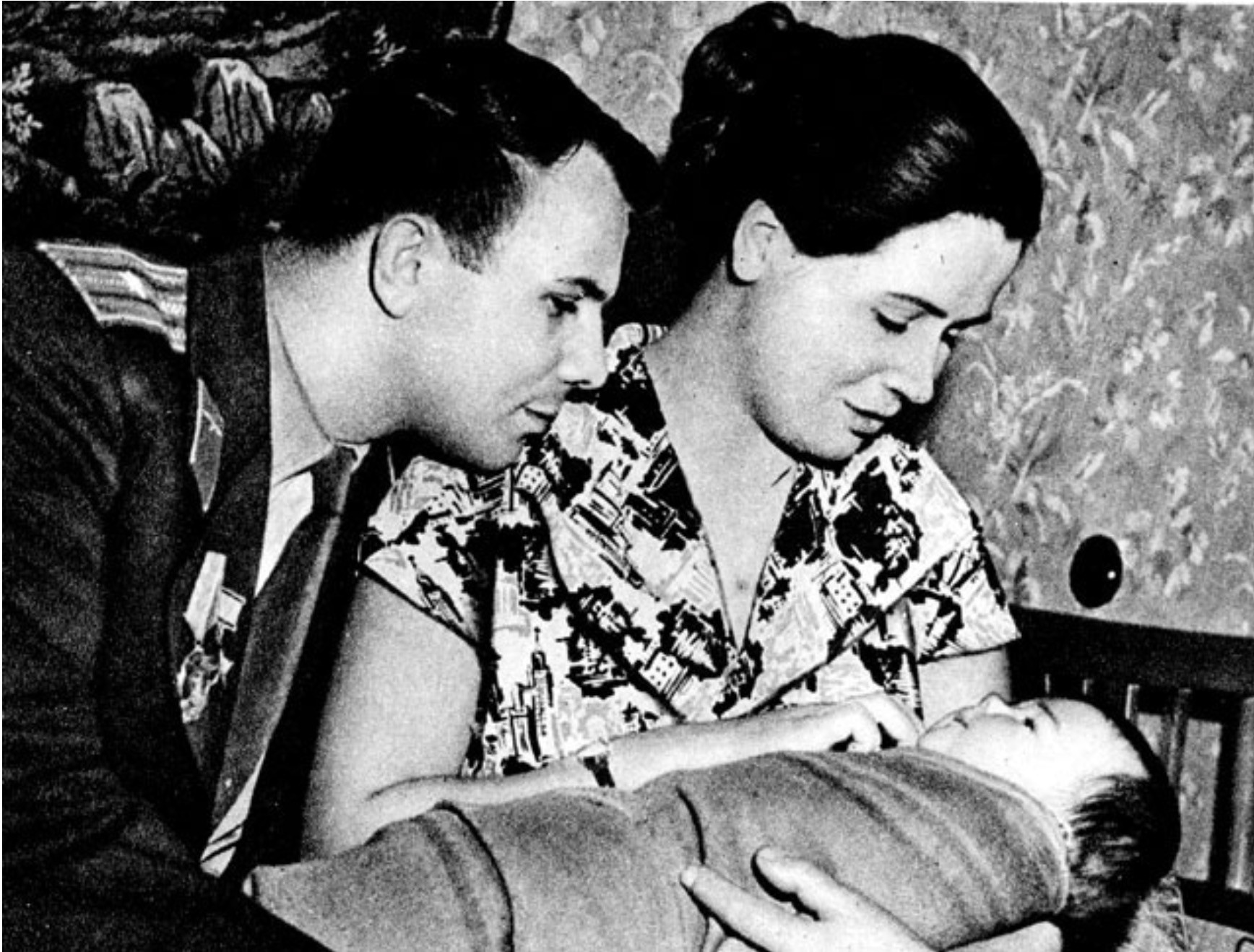 Гагарин с семьей фото. Дочь Юрия Гагарина.