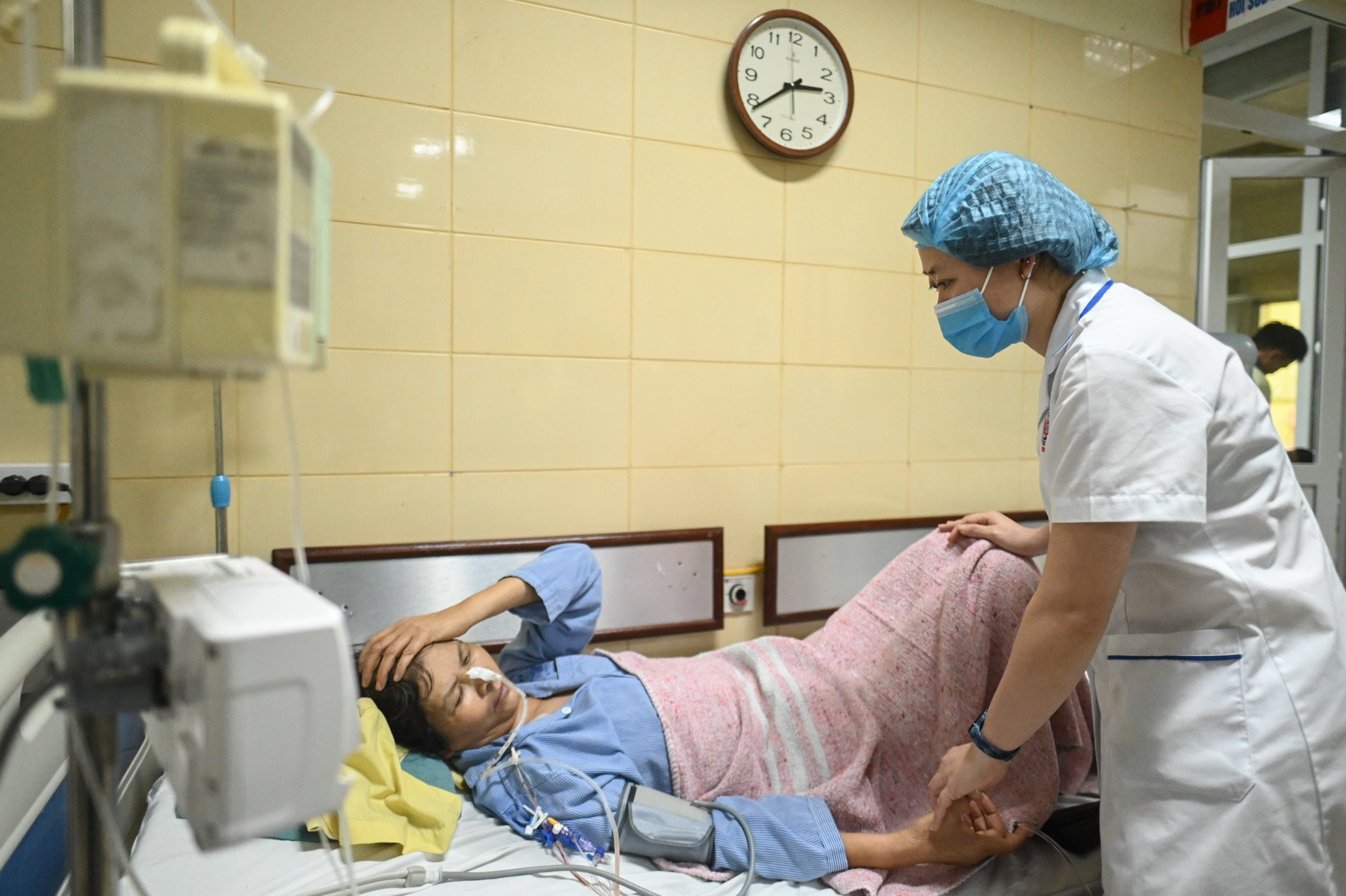 Nhân viên y tế làm việc tại Bệnh viện K Trung ương (cơ sở Tân Triều, Thanh Trì, Hà Nội). Ảnh: Thạch Thảo.