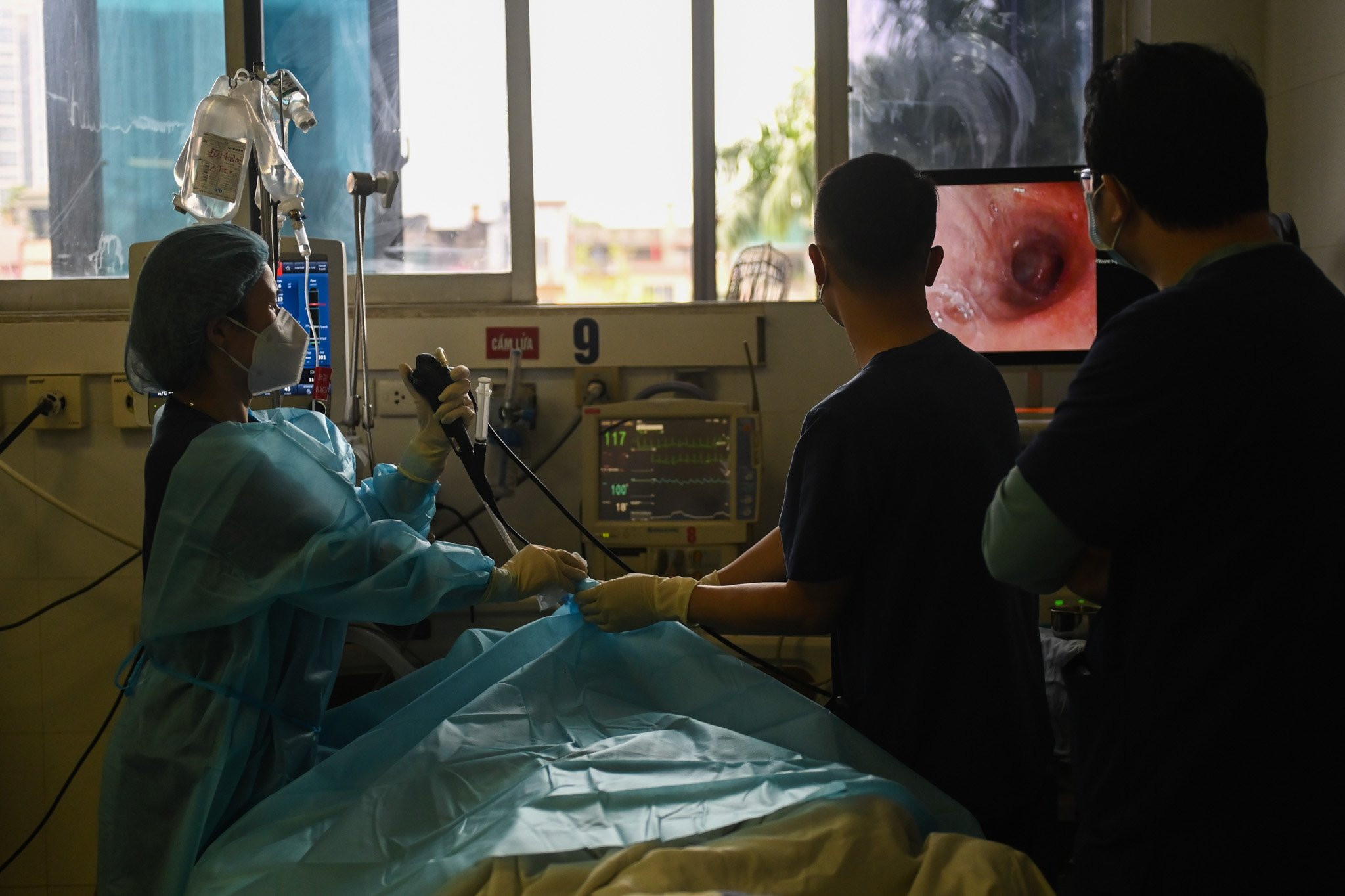 Bác sĩ tại Bệnh viện Thanh Nhàn đang thực hiện thủ thuật nội soi cho bệnh nhân. Ảnh: Thạch Thảo