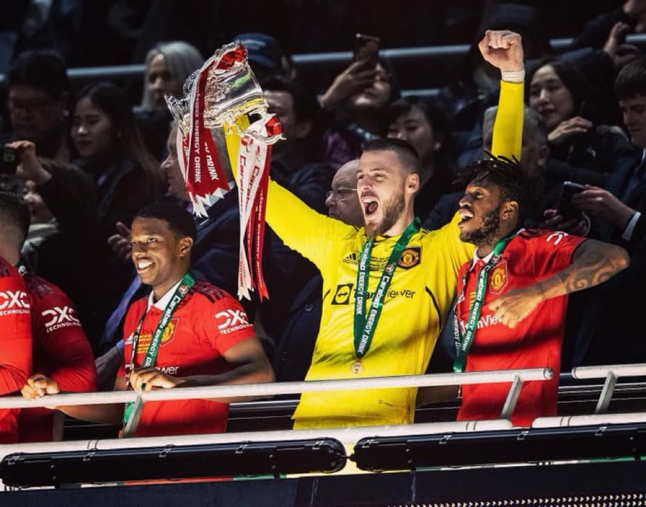 MU ẵm Carabao Cup, De Gea đi vào lịch sử