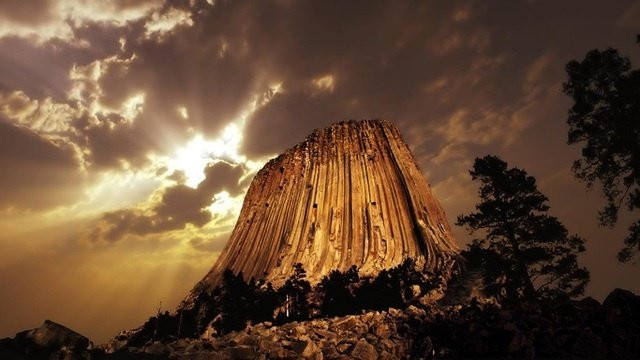 Tháp Quỷ 50 triệu tuổi là danh thắng số một tại quốc gia nào?