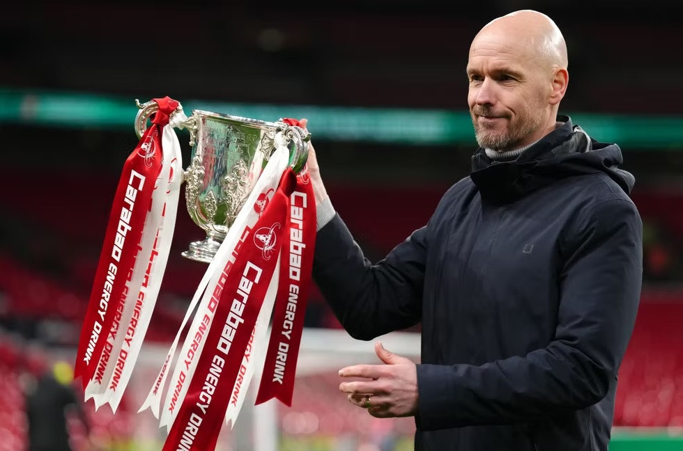 Erik ten Hag bỏ quên cúp của MU, hài hước chữa cháy cực siêu