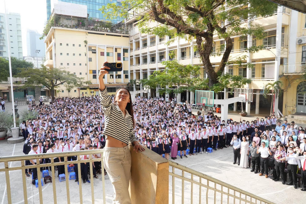 Huỳnh Như mang Bóng vàng cháy với học sinh Trường THPT Chuyên Trần Đại Nghĩa